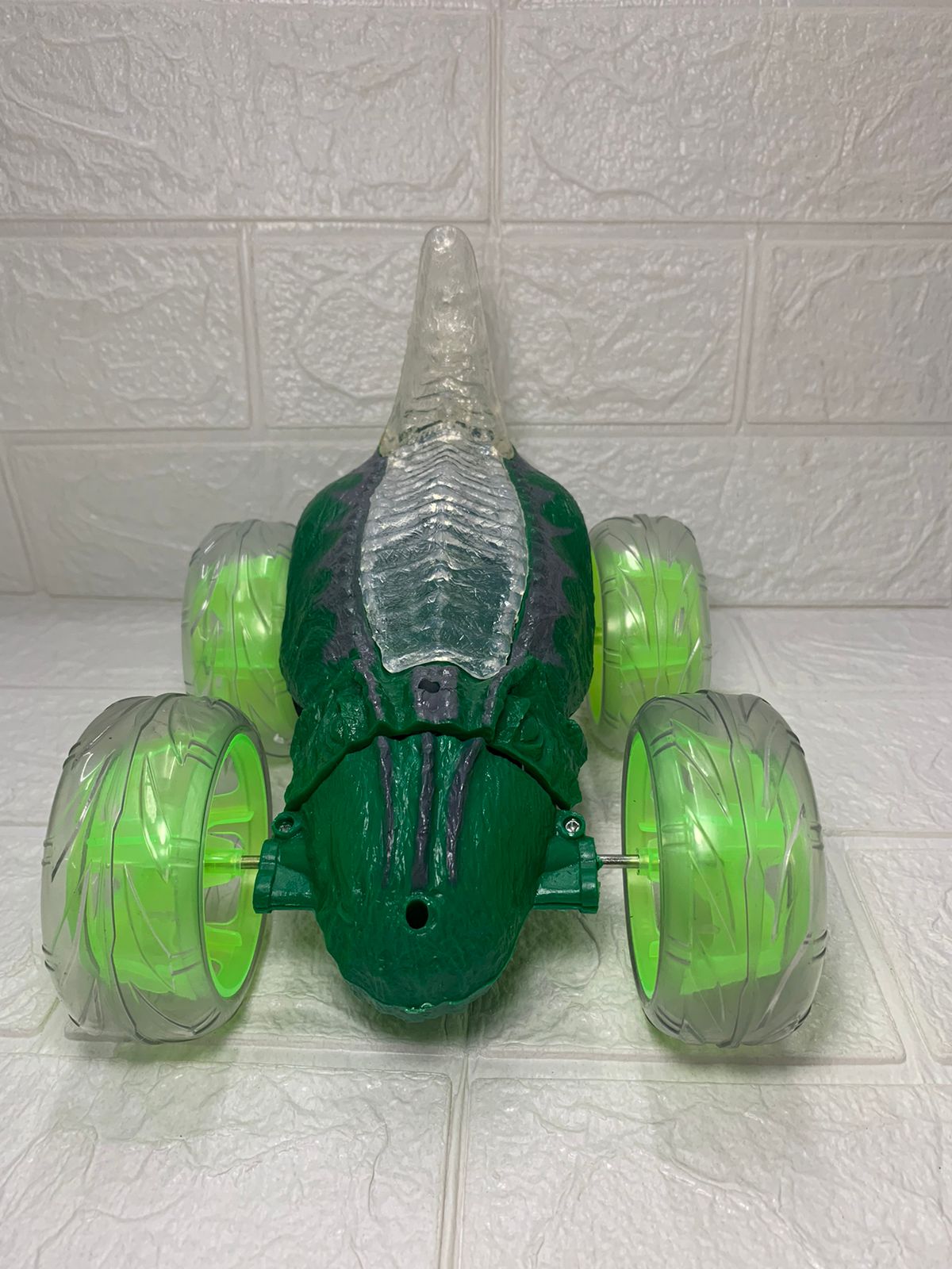 Carro loco en forma Dinosaurio